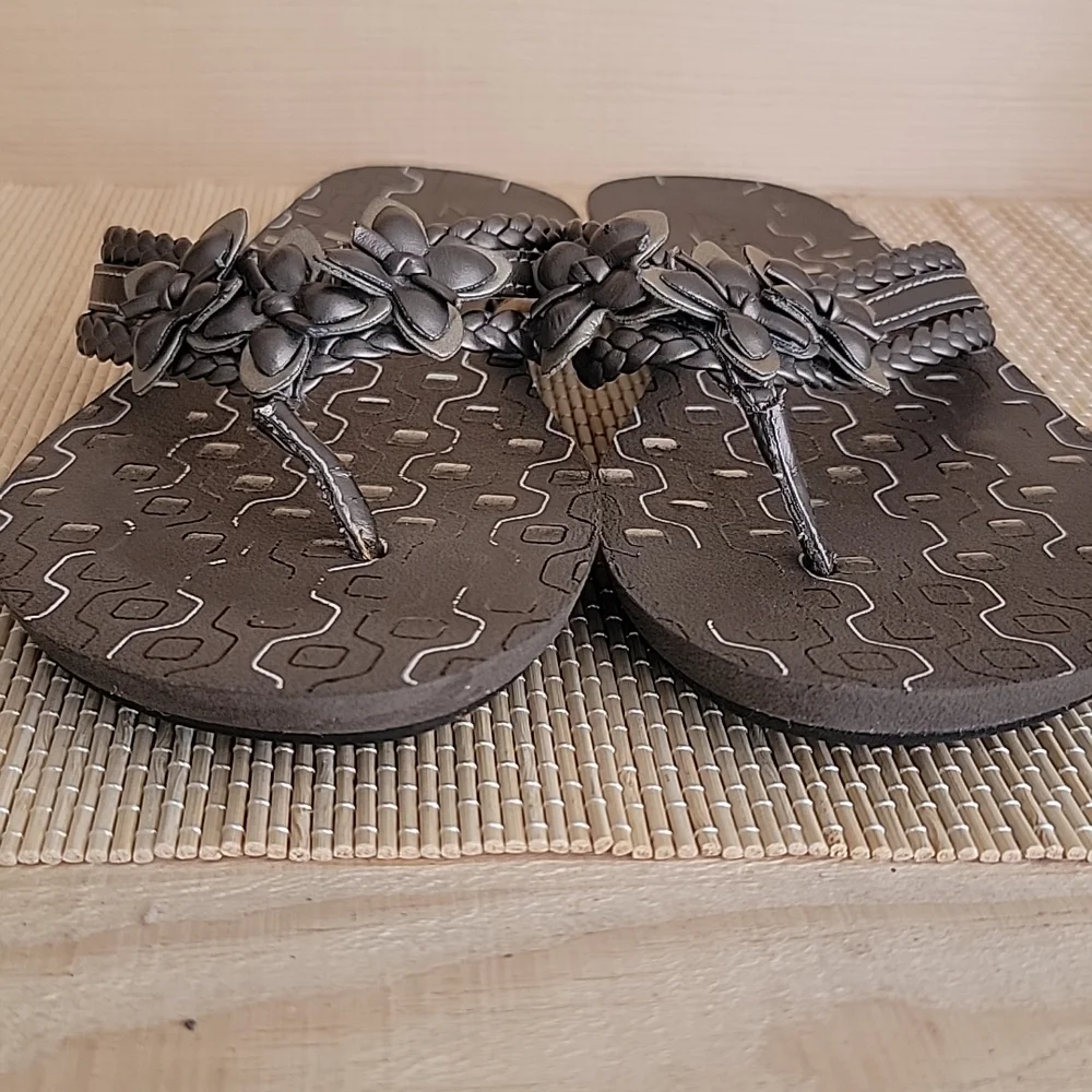 Clarks sz8 Pewter flower sandals